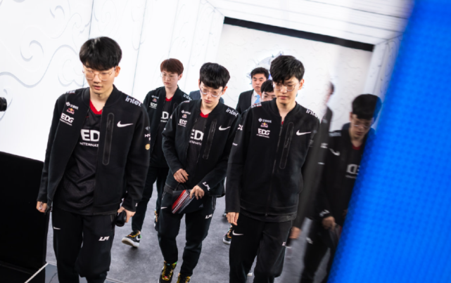 边路传中与 边路传中与